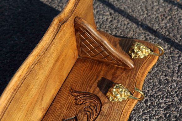 Царская полка с крючками львами