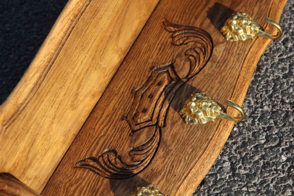 Царская полка с крючками львами