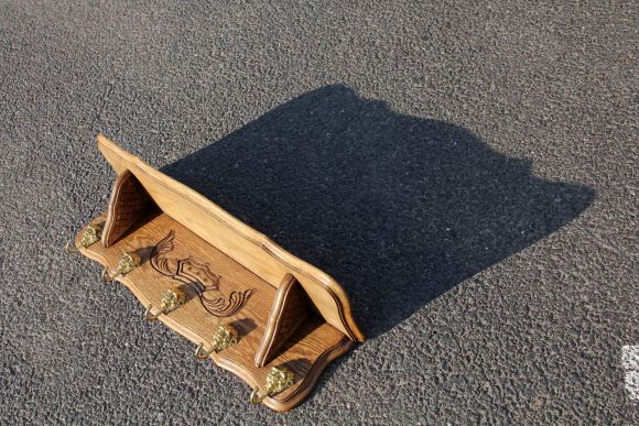 Царская полка с крючками львами