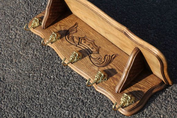 Царская полка с крючками львами