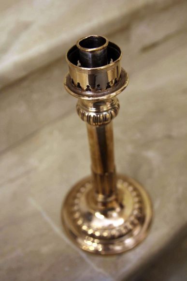 Завораживающий антикварный подсвечник из меди