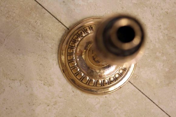 Завораживающий антикварный подсвечник из меди