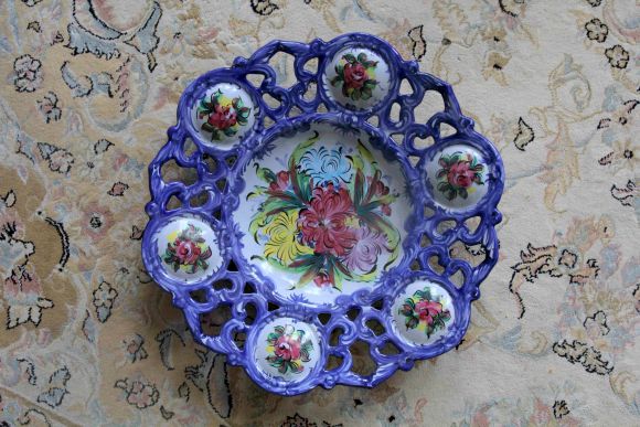 Фарфоровая настенная тарелка расписанная в ручную