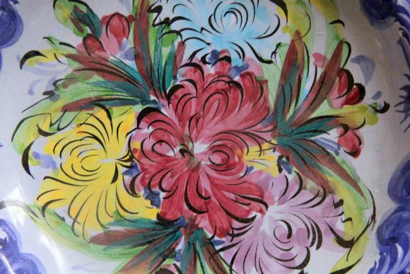 Фарфоровая настенная тарелка расписанная в ручную