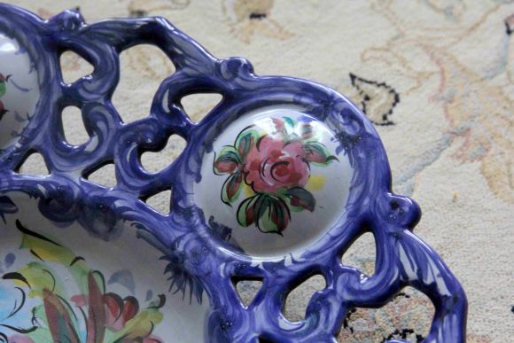 Фарфоровая настенная тарелка расписанная в ручную