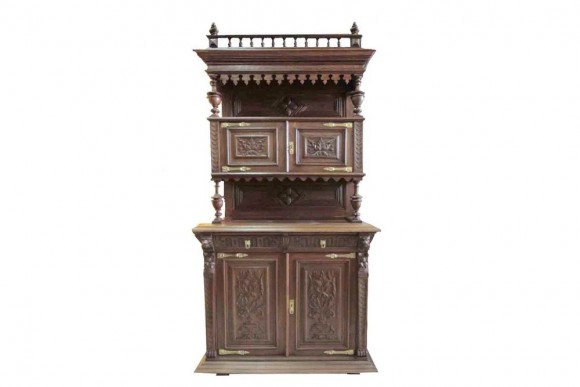 Антикварный буфет в готическом стиле. Европа. Конец 19 века.