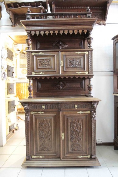 Антикварный буфет в готическом стиле. Европа. Конец 19 века.