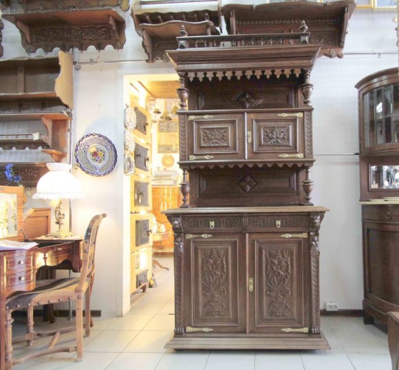 Антикварный буфет в готическом стиле. Европа. Конец 19 века.