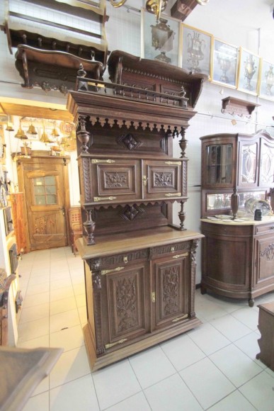 Антикварный буфет в готическом стиле. Европа. Конец 19 века.