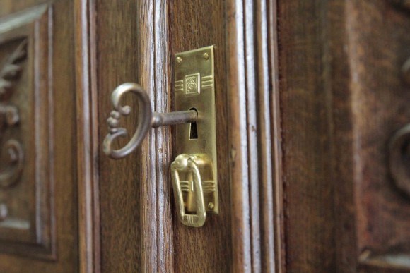 Антикварный буфет в готическом стиле. Европа. Конец 19 века.