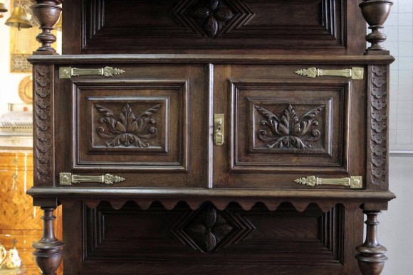 Антикварный буфет в готическом стиле. Европа. Конец 19 века.