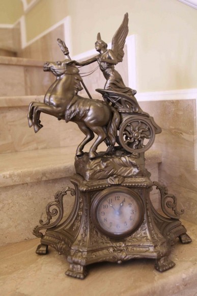 Очень красивые антикварные каминные часы.Европа. Начало 20 века