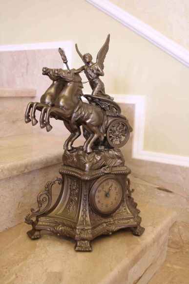 Очень красивые антикварные каминные часы.Европа. Начало 20 века