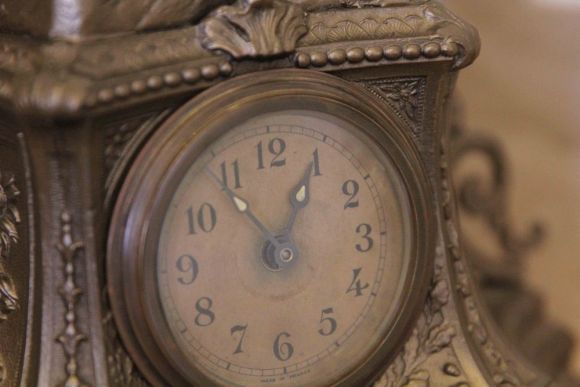 Очень красивые антикварные каминные часы.Европа. Начало 20 века