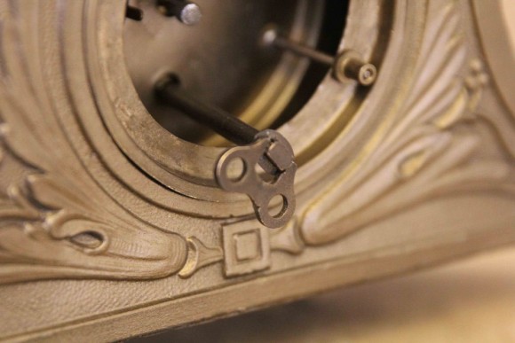 Очень красивые антикварные каминные часы.Европа. Начало 20 века