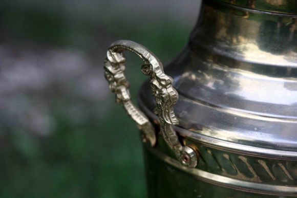 Изящная латунная зонтница в патине. Европа