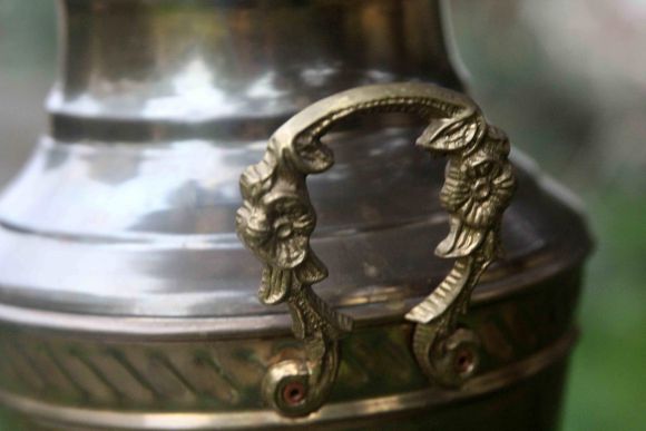 Изящная латунная зонтница в патине. Европа