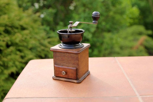 Компактная кофемолка в дереве