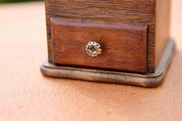 Компактная кофемолка в дереве