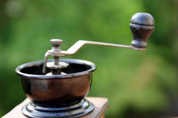 Компактная кофемолка в дереве