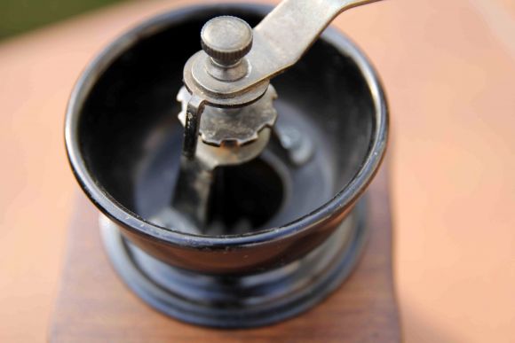 Компактная кофемолка в дереве