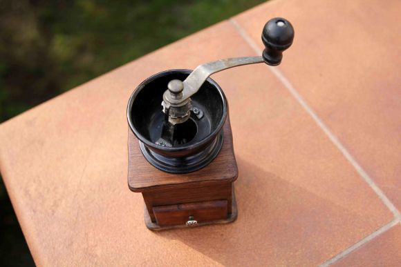 Компактная кофемолка в дереве