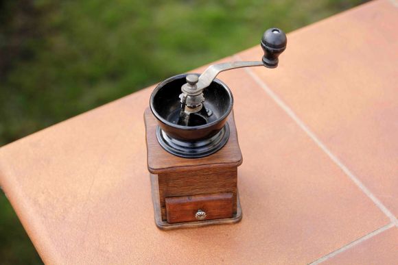 Компактная кофемолка в дереве