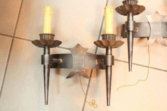 Интересное настенное бра из черного металла