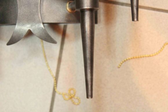 Интересное настенное бра из черного металла