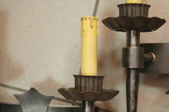 Интересное настенное бра из черного металла