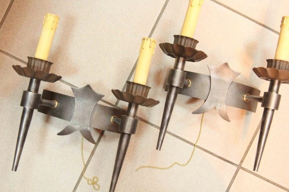 Интересное настенное бра из черного металла