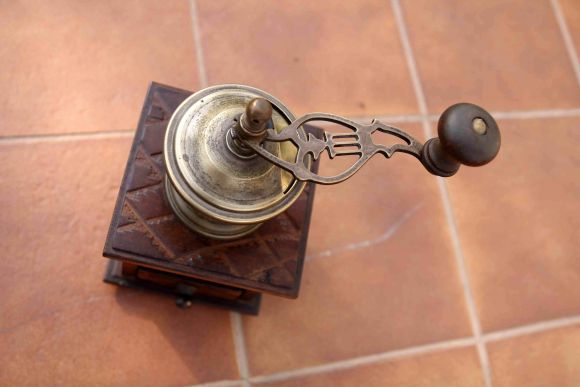 Деревянная кофемолка очень мелкого помола