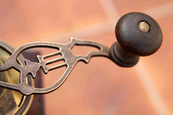 Деревянная кофемолка очень мелкого помола