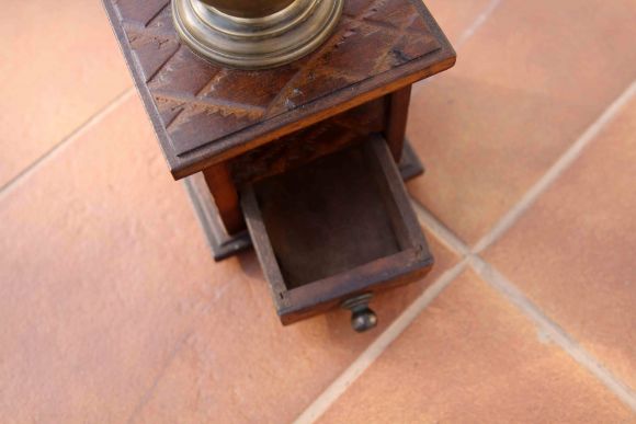 Деревянная кофемолка очень мелкого помола