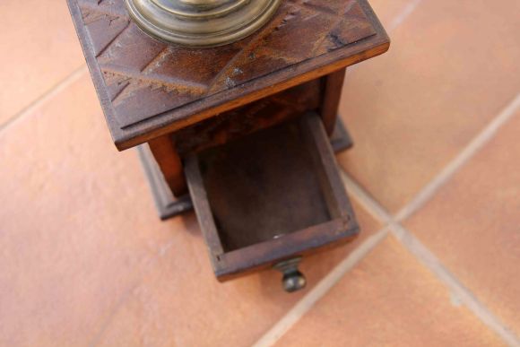 Деревянная кофемолка очень мелкого помола