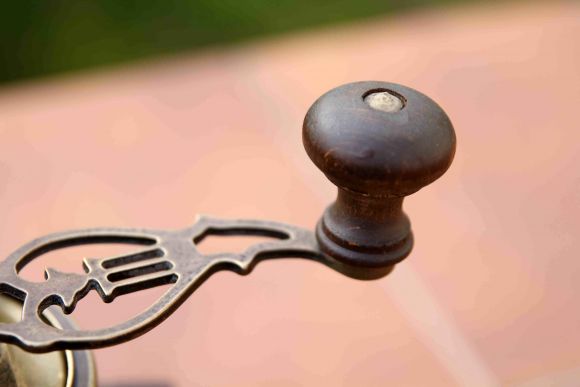 Деревянная кофемолка очень мелкого помола