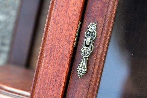 Пара интересных витрин из дерева. Европа. Начало 20 века