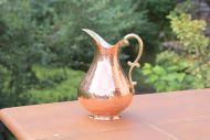 Замечательный медный кувшин с ручкой из латуни. Замечательный медный кувшин с ручкой из латуни.