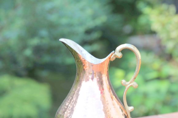 Замечательный медный кувшин с ручкой из латуни.