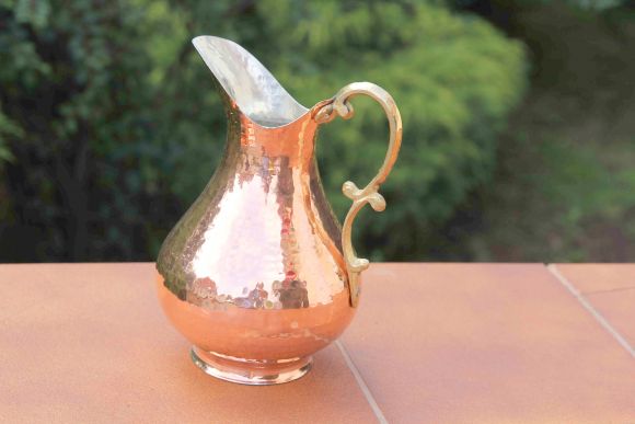 Замечательный медный кувшин с ручкой из латуни.
