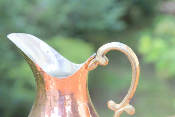 Замечательный медный кувшин с ручкой из латуни.