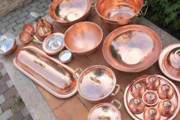 Замечательный медный кувшин с ручкой из латуни.