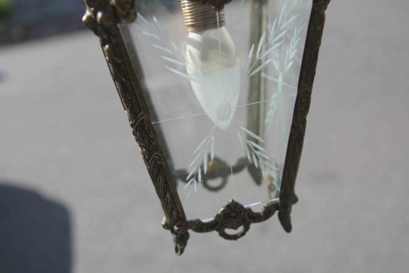 Очаровательный старинный светильник из стекла и латуни
