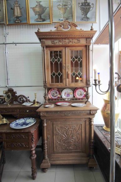 Узкий ореховый буфет с витражами .Европа. Начало 20 века