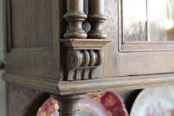 Узкий ореховый буфет с витражами .Европа. Начало 20 века