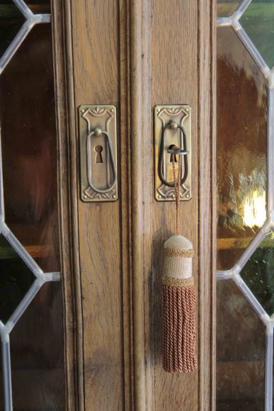 Узкий ореховый буфет с витражами .Европа. Начало 20 века