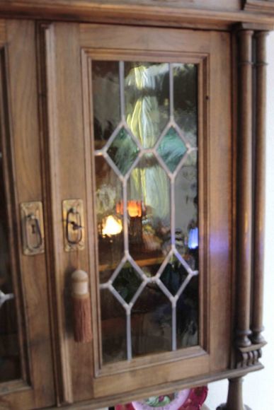 Узкий ореховый буфет с витражами .Европа. Начало 20 века
