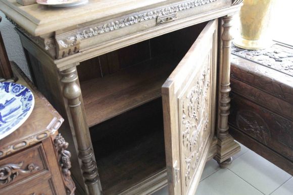 Узкий ореховый буфет с витражами .Европа. Начало 20 века