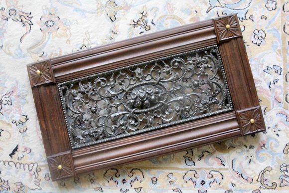 Старинная чугунная решетка вытяжка 