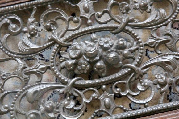 Старинная чугунная решетка вытяжка 